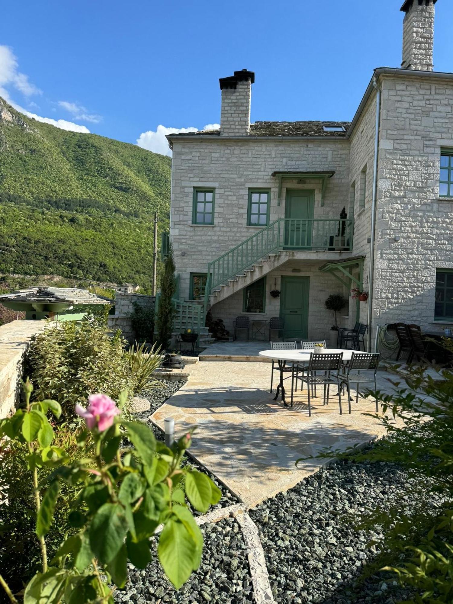 Aristi Boutique Stonehouse With Attic Apartment Exterior photo