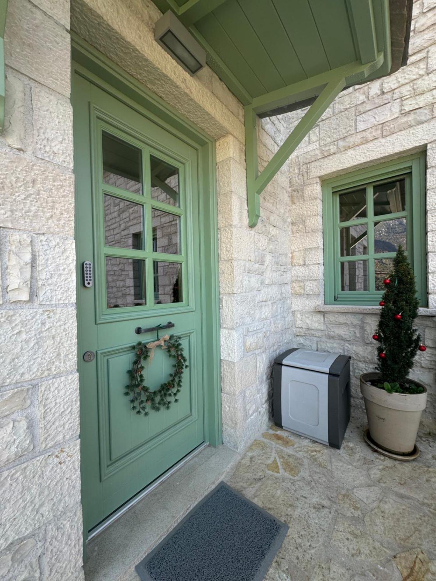 Aristi Boutique Stonehouse With Attic Apartment Exterior photo